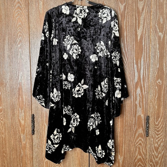 Collection Women Sweaters - Women's Black Velvet Cardigan 2X Bell Sleeve Cuff Casual Floral Pattern Comfort